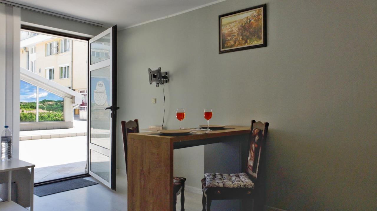 Cozy Studio Near The Park With Huge Verandah. Veliko Tŭrnovo Exterior photo